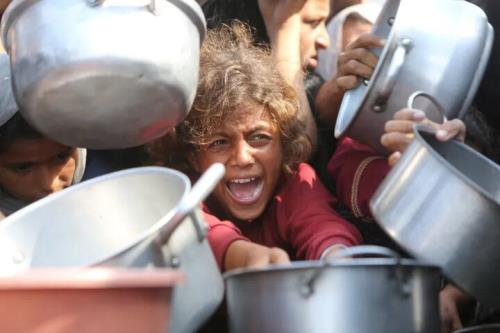 غزه در آتش و گرسنگی صف های غذا به قربانگاه تبدیل می شوند